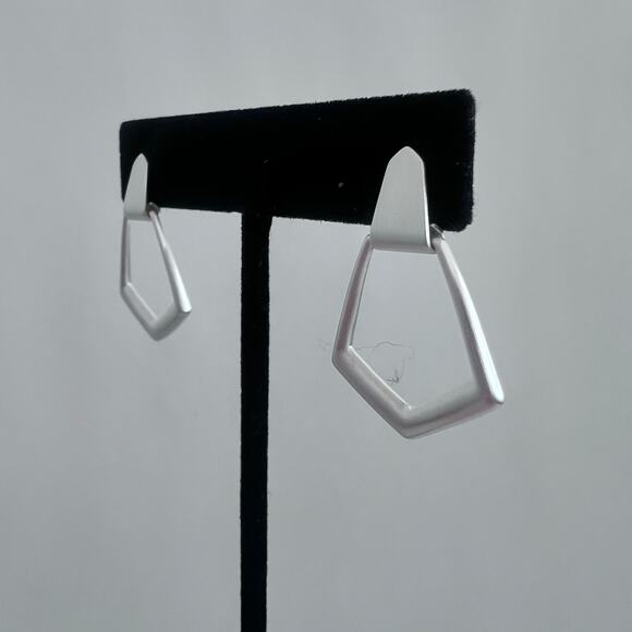 Kendra Scott Paxton Door Knocker Earrings Silver Tone Small - Picture 2 of 8